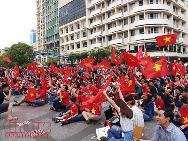 Triệu trái tim đổ xuống đường, hướng về U23 Việt Nam ảnh 5